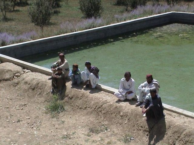 Wassertanken in den pakistanischen Bergen.
